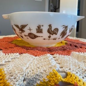 Vintage Pyrex 9 inch bowl